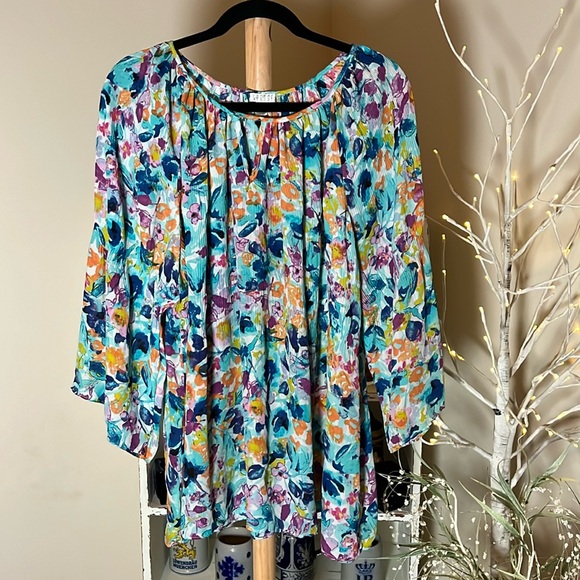 Spence Tops - 💙Spence L beautiful, watercolor, bright floral print, scoopneck bell sleeves EUC